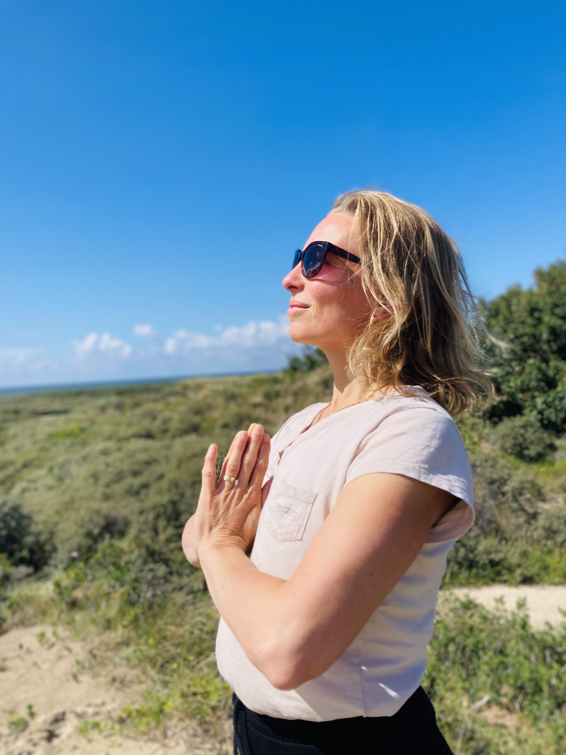 Tadasana yoga in de duinen