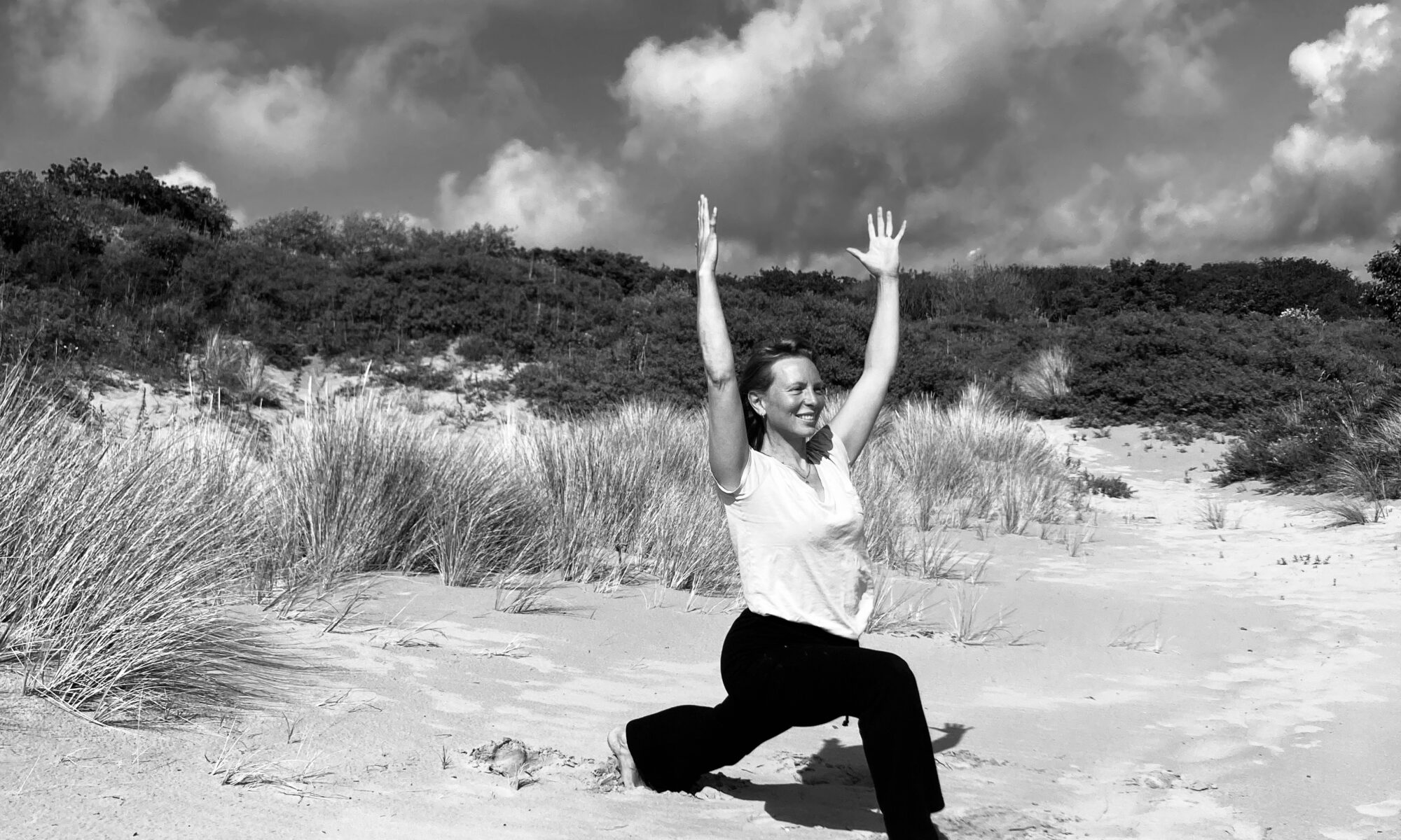 Warrior yoga in de duinen